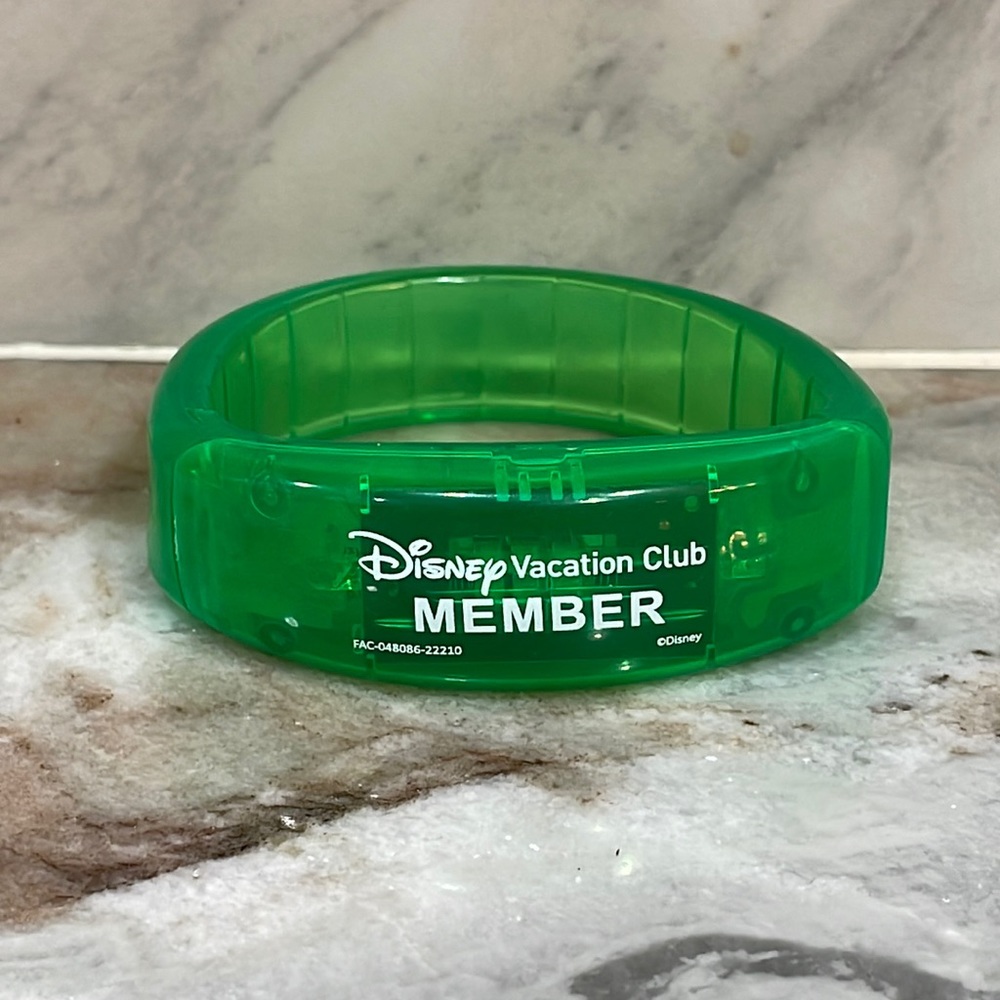 NEW Disney Vacation Club Members DVC Light Up Flashing Bracelet MOONLIGHT MAGIC